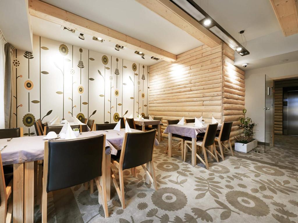 Reštaurácia alebo iné gastronomické zariadenie v ubytovaní VacationClub – Cristal Resort Apartament 414