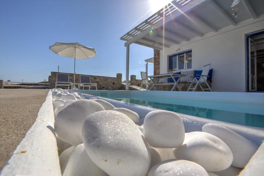 Bazén v ubytovaní PARIAN WHITE LUXURY APARTMENTS alebo v jeho blízkosti