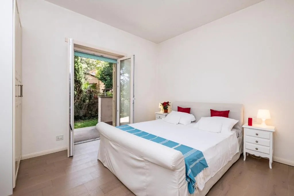Rome, Aurelia quiet apartment with garden, Roma, Italy