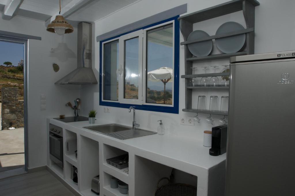 Kuchyňa alebo kuchynka v ubytovaní PARIAN WHITE LUXURY APARTMENTS