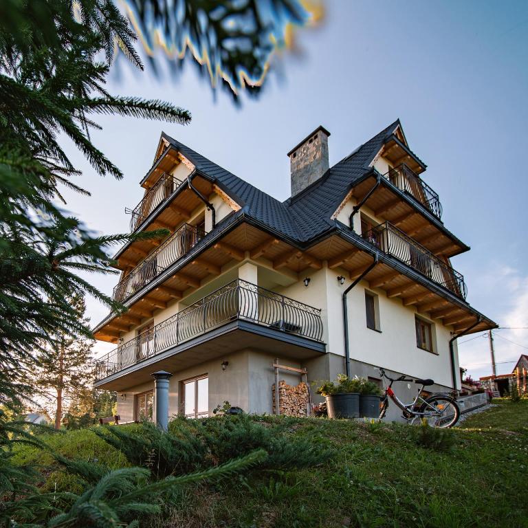 ein Haus mit Mansarddach auf einem Hügel in der Unterkunft Gliczarówka in Gliczarów Górny
