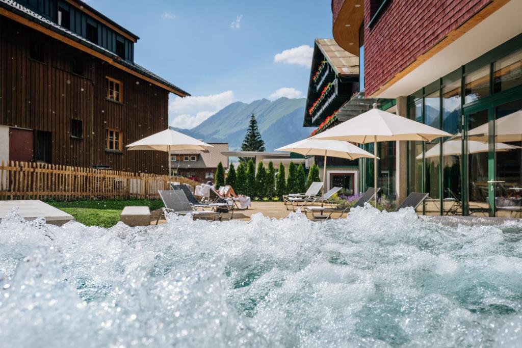 Nespecifikovaný výhled na hory nebo výhled na hory při pohledu z hotelu