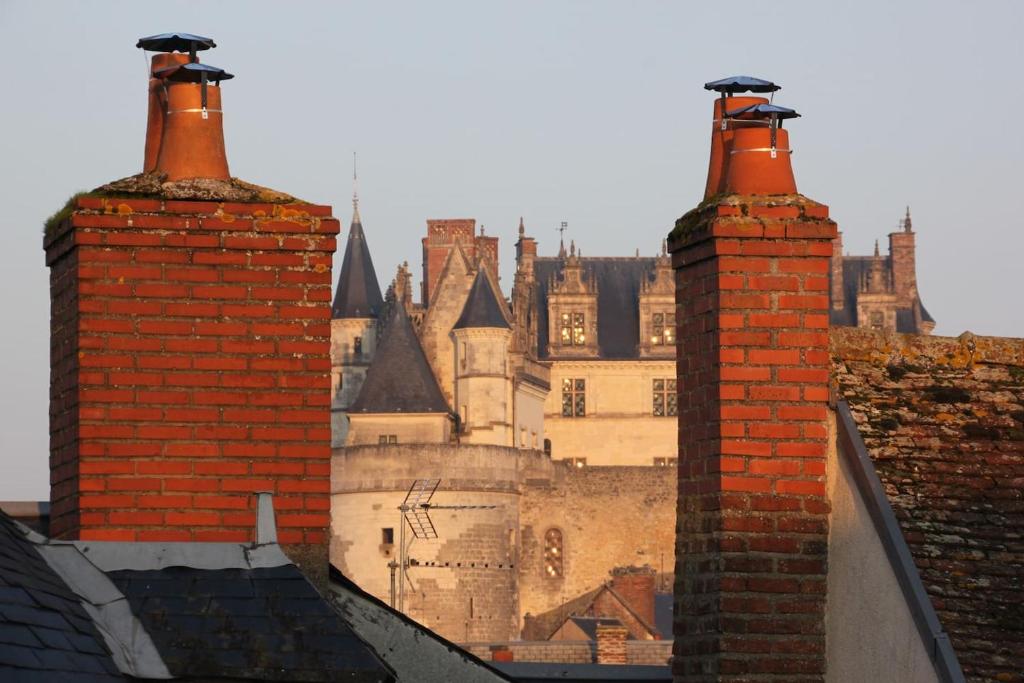 un castello con camini di mattoni in cima ai tetti di Gite Renaissance a Amboise