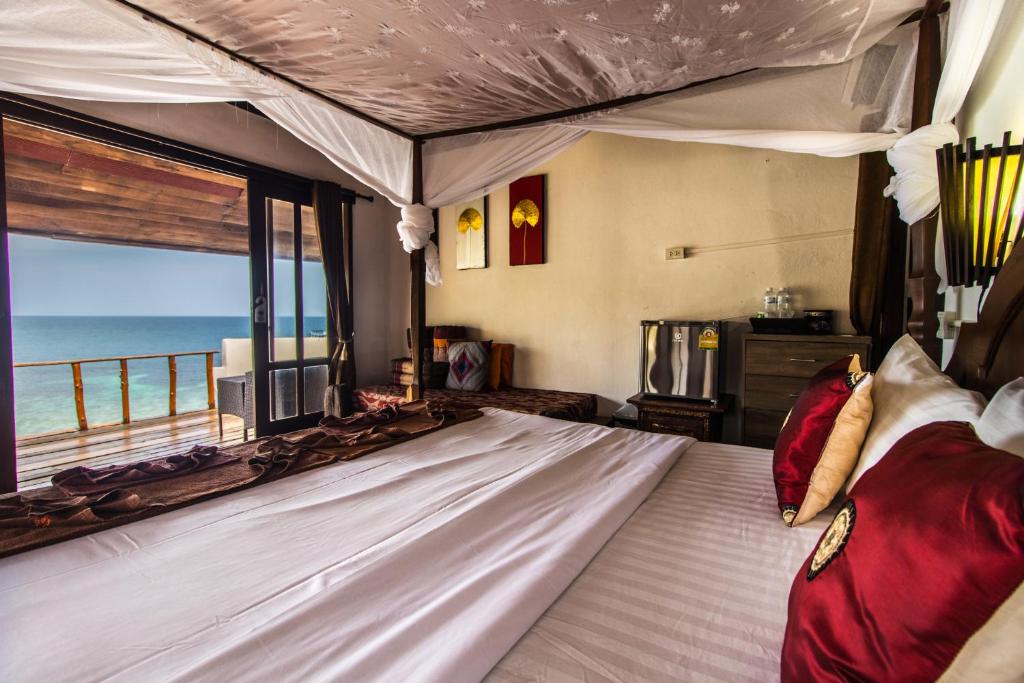 Postel nebo postele na pokoji v ubytování Taatoh Seaview Resort - SHA Plus
