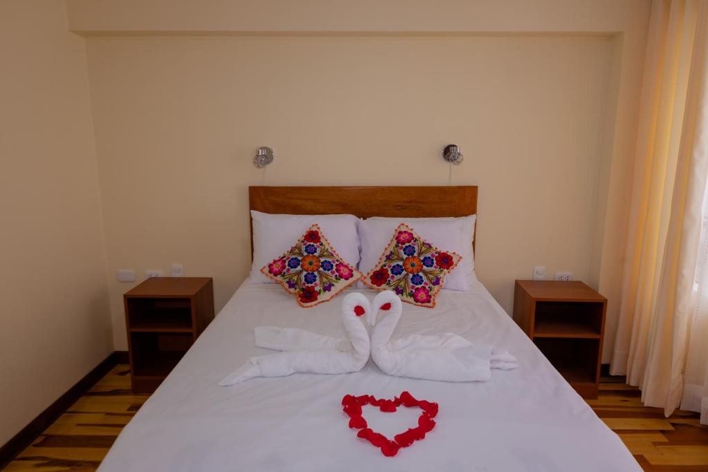 Łóżko lub łóżka w pokoju w obiekcie Hawka Inka Hostal - Cusco