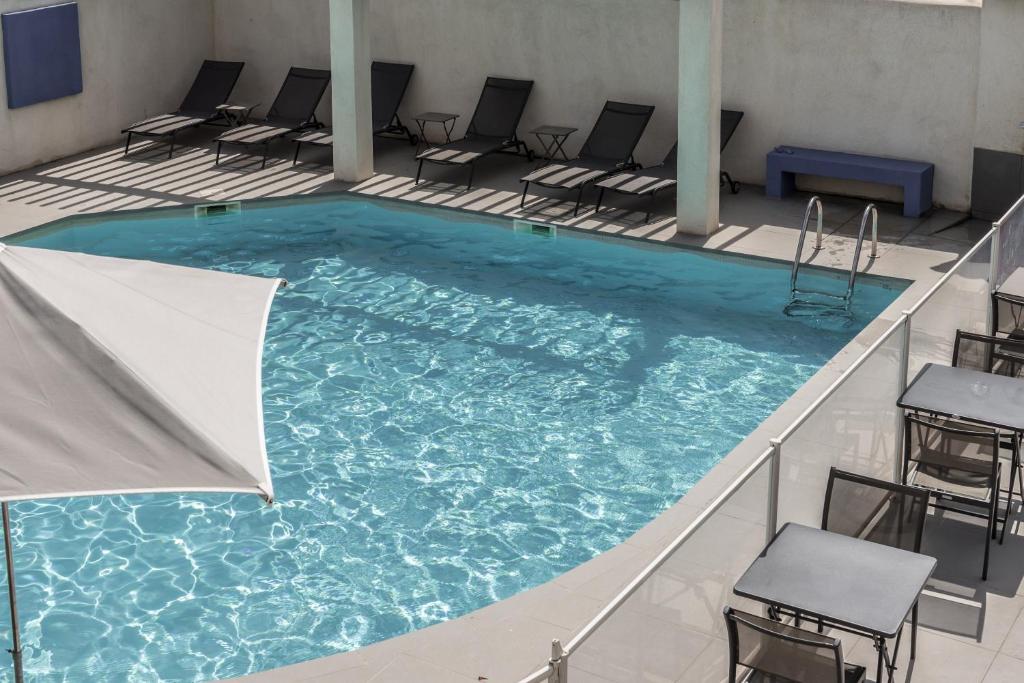 Bazén v ubytování Hotel Le Bleu Marine nebo v jeho okolí
