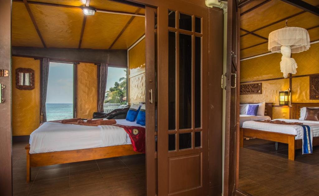 Postel nebo postele na pokoji v ubytování Taatoh Seaview Resort - SHA Plus