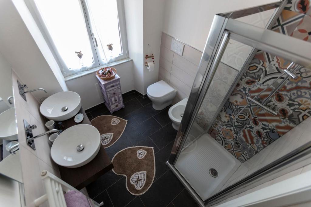a bathroom with two toilets and a shower at La BRIGNA B&B Il bosco sul mare in Genoa