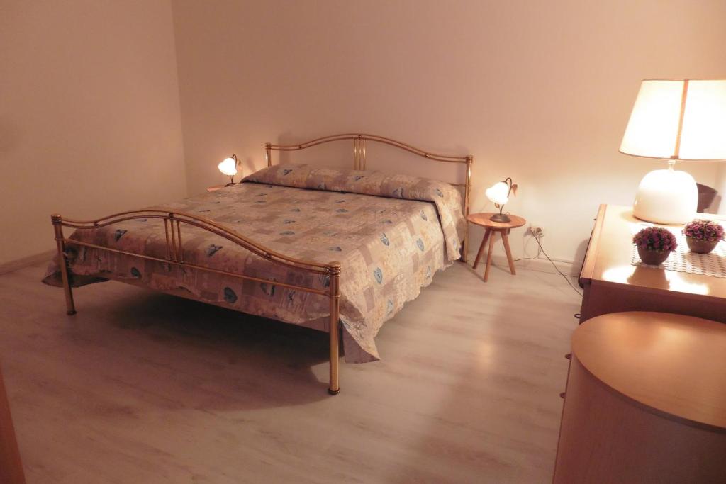 A bed or beds in a room at Bikes and Flowers