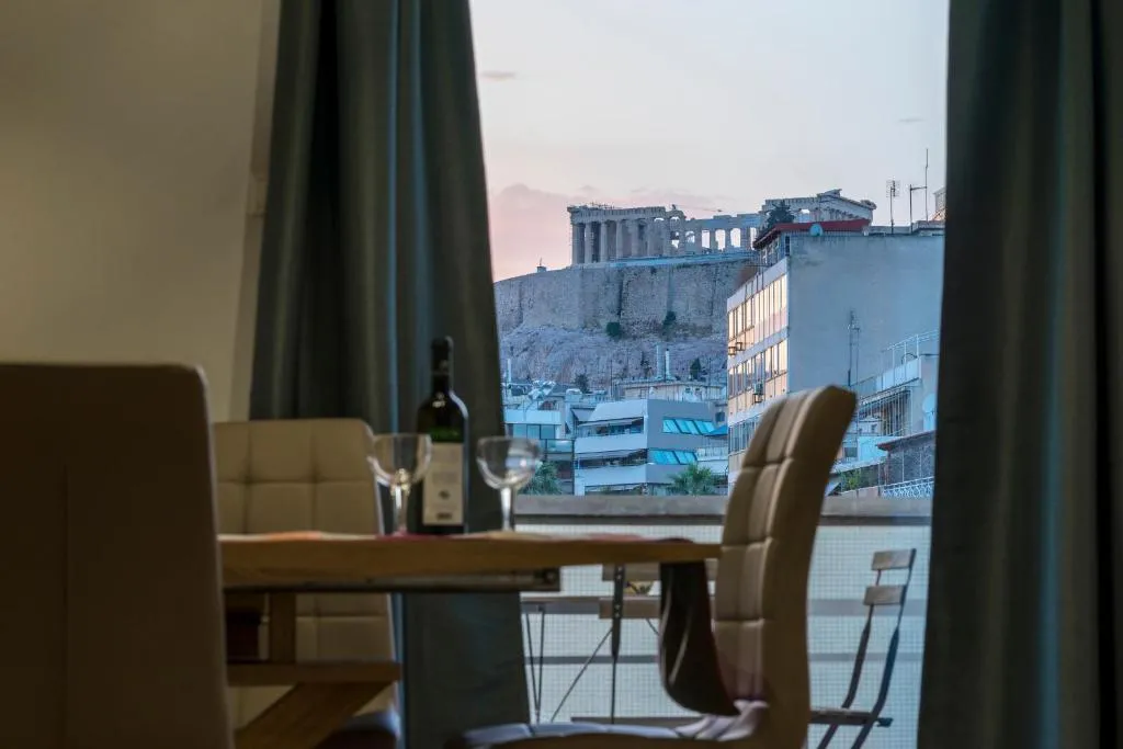 Bright 2 bedrooms apt. in the heart of Athens w stunning views to Acropolis, Atena, Grecia