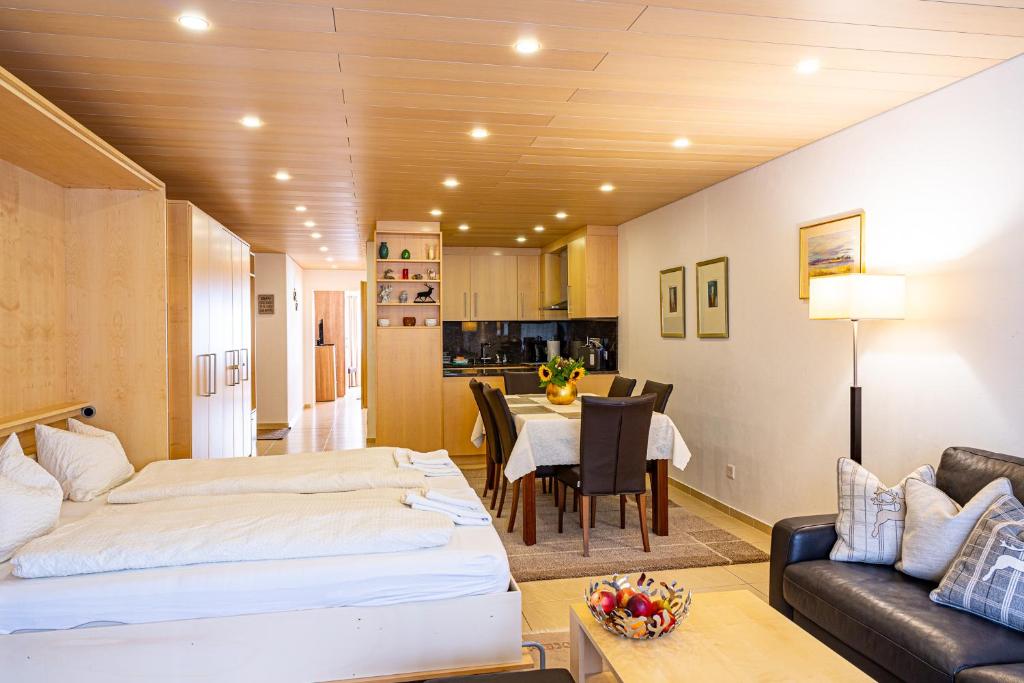 Postel nebo postele na pokoji v ubytování Laax Rancho Family Apartment