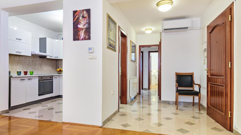 Kuchyňa alebo kuchynka v ubytovaní Central Apartment Smiley - FREE PARKING