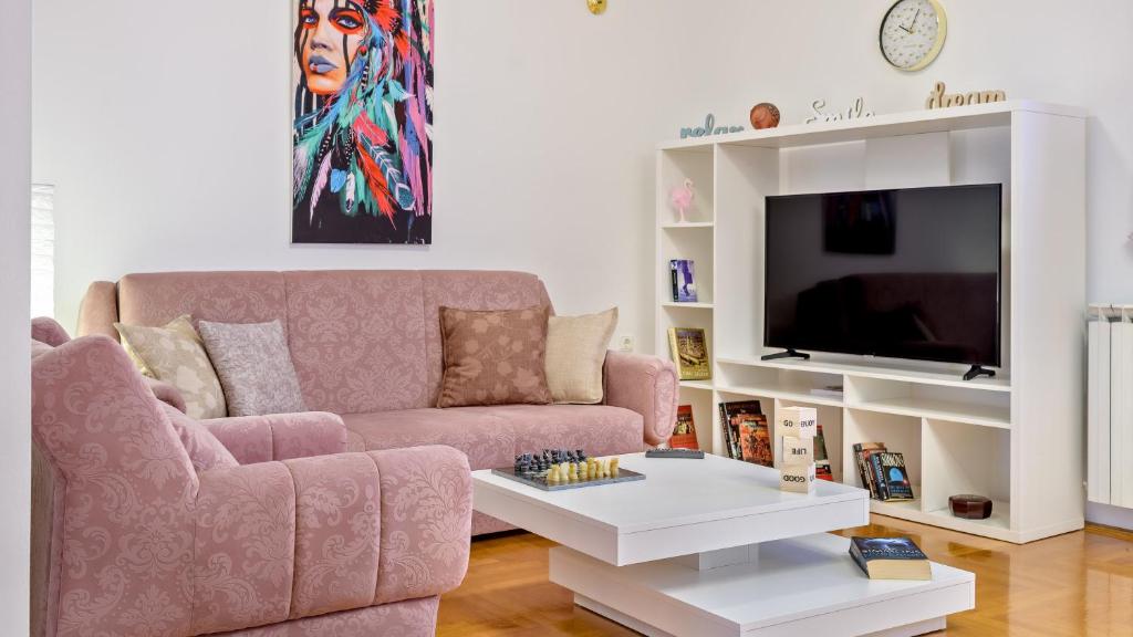 Televízia a/alebo spoločenská miestnosť v ubytovaní Central Apartment Smiley - FREE PARKING