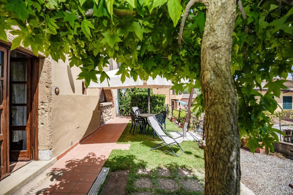 A garden outside Casetta Luna e Sole