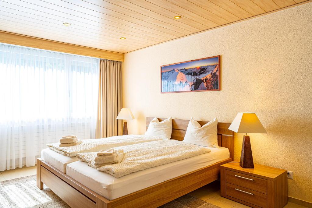Postel nebo postele na pokoji v ubytování Laax Rancho Family Apartment