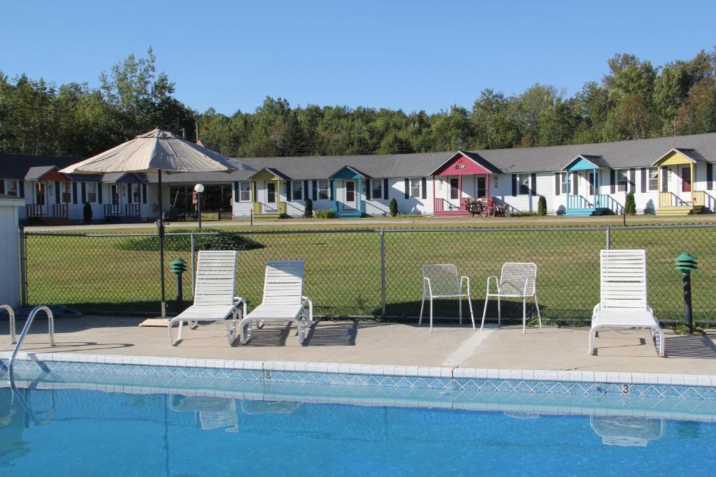 un grupo de sillas y una piscina en Mount Jefferson View, en Randolph