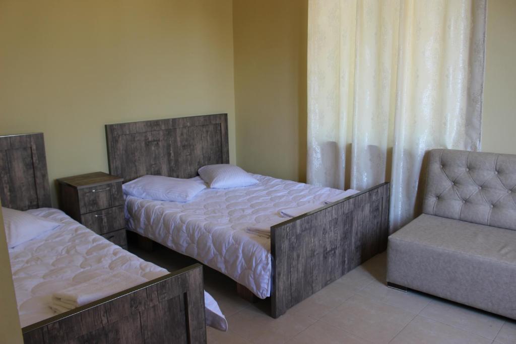 Ein Bett oder Betten in einem Zimmer der Unterkunft Hotel Evrazia