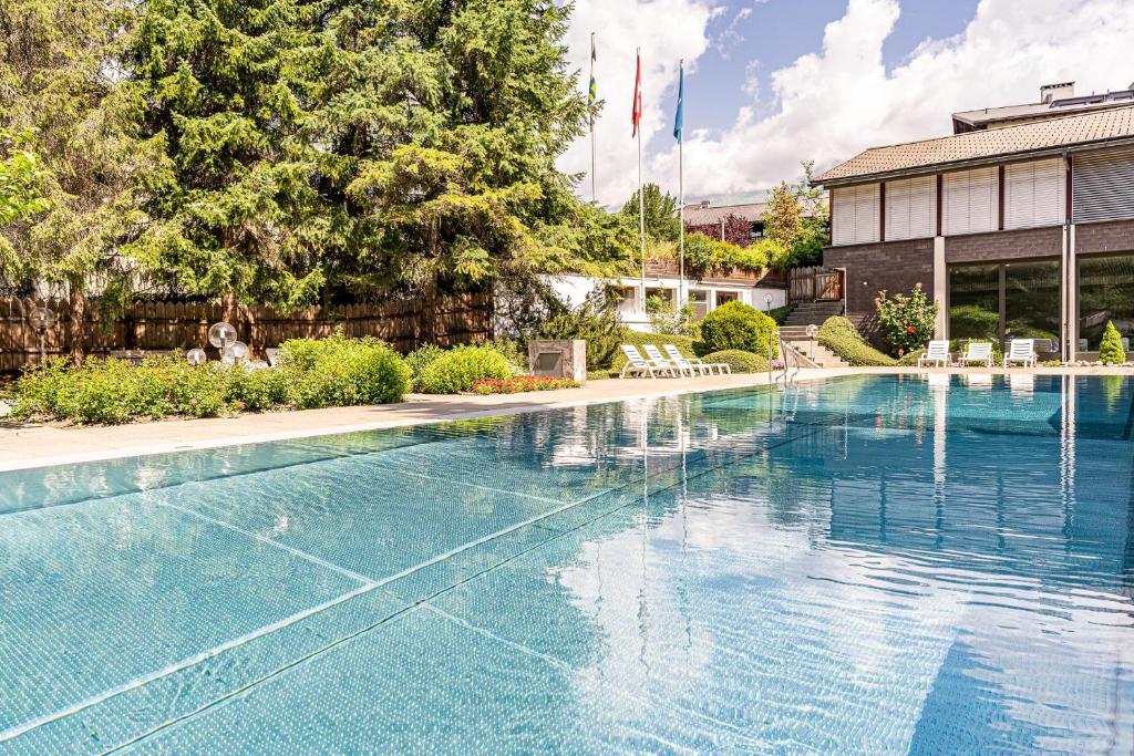 Bazén v ubytování Laax Rancho Family Apartment nebo v jeho okolí