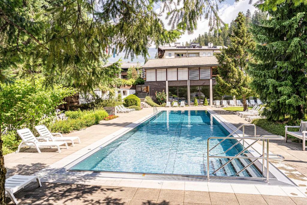 Bazén v ubytování Laax Rancho Family Apartment nebo v jeho okolí