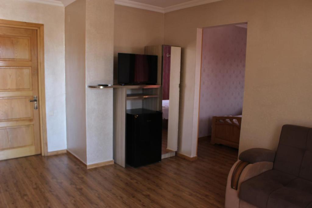 TV a/nebo společenská místnost v ubytování Hotel Evrazia