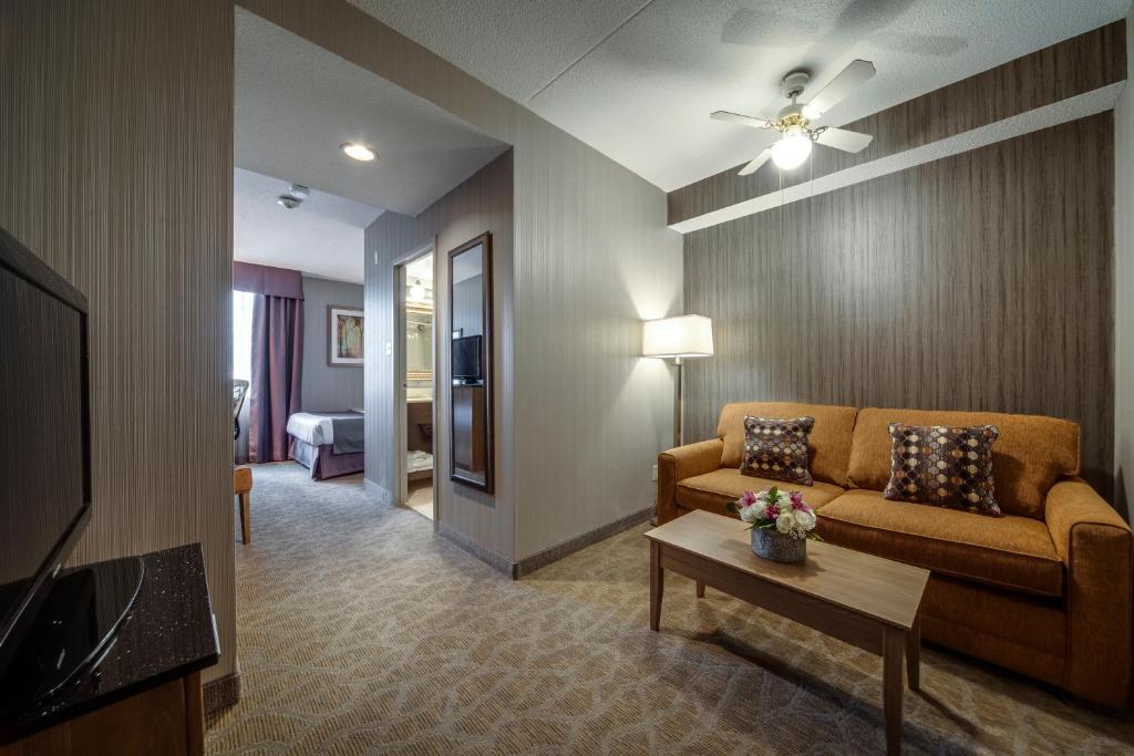 TV a/nebo společenská místnost v ubytování Monte Carlo Inn Airport Suites