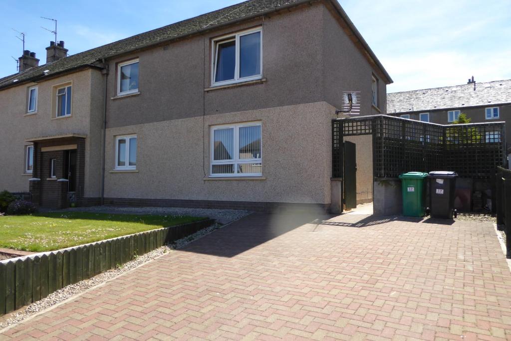 eine steinerne Einfahrt vor einem Haus in der Unterkunft Tom Morris Drive in Fife