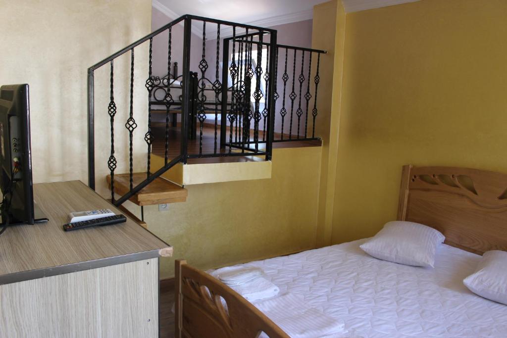 Ein Bett oder Betten in einem Zimmer der Unterkunft Hotel Evrazia