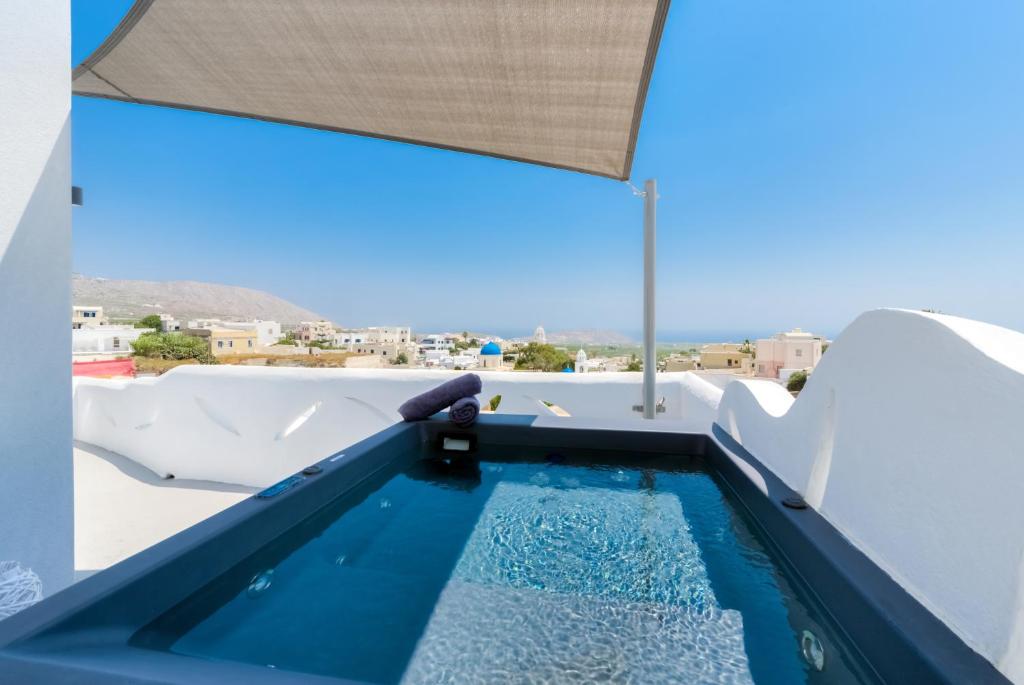 una piscina en la azotea de una casa en Pasithea Suites, en Megalokori