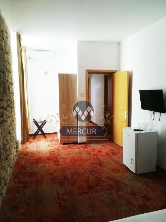 TV a/nebo společenská místnost v ubytování Hotel Mercur