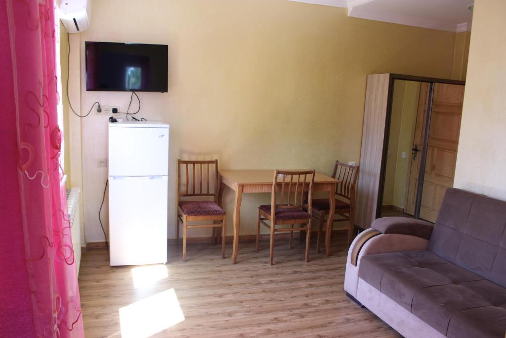 Ein Sitzbereich in der Unterkunft Hotel Evrazia
