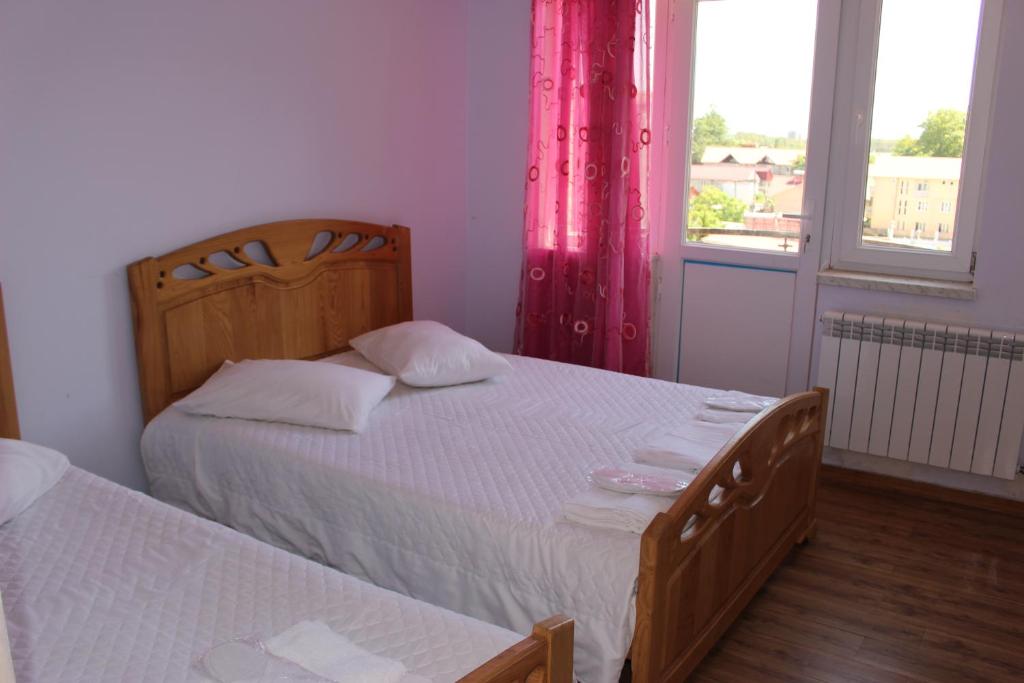 Ein Bett oder Betten in einem Zimmer der Unterkunft Hotel Evrazia