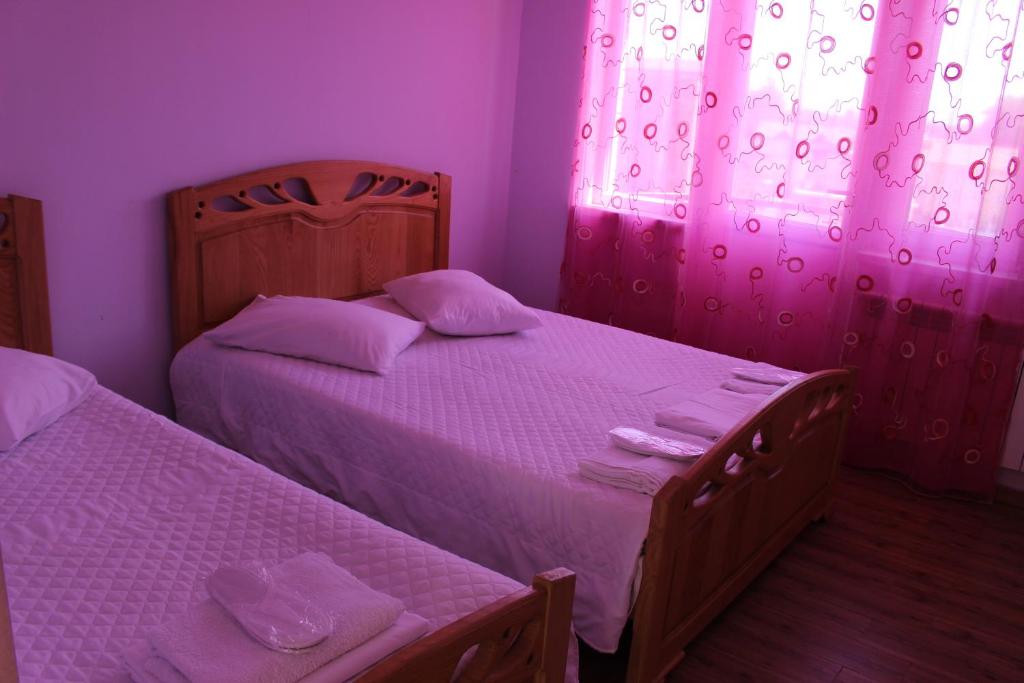 Ein Bett oder Betten in einem Zimmer der Unterkunft Hotel Evrazia