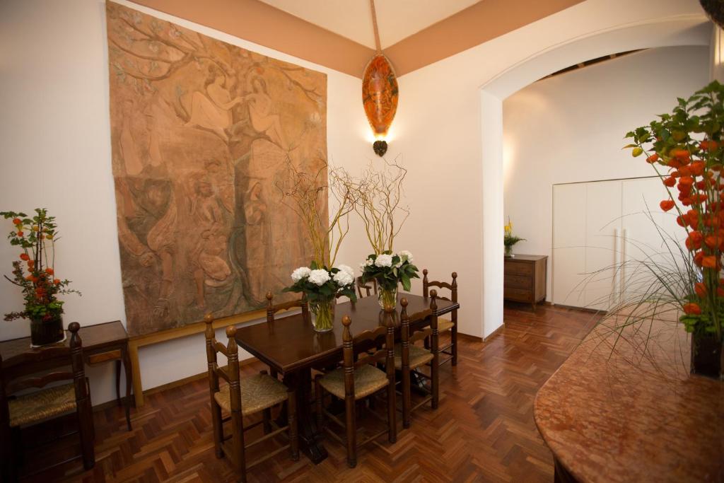 un comedor con una mesa y una pintura en la pared en AD2015 Guest House, en Roma