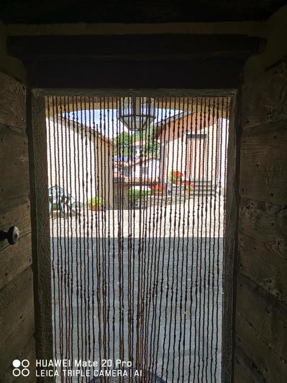 widok na przeszklone okno podwórka w obiekcie Casa Gellera w mieście Corfino