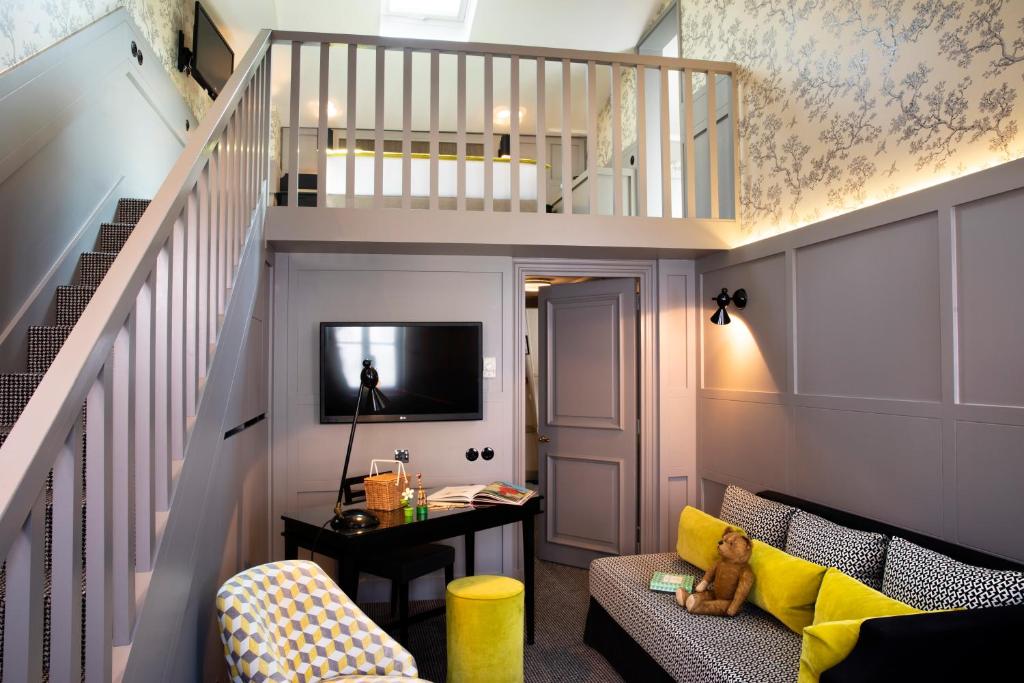 TV a/nebo společenská místnost v ubytování Hôtel D'Aubusson