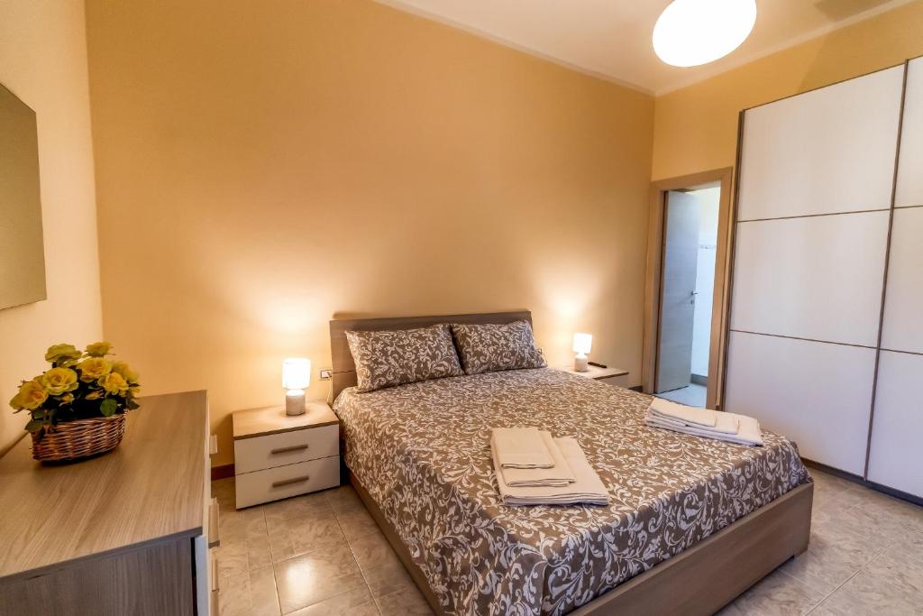 1 dormitorio con 1 cama y escritorio con 2 lámparas en Il giardino degli ulivi, en Santa María