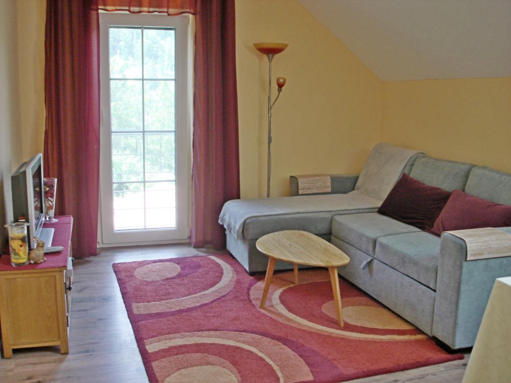 a living room with a couch and a table at Ferienwohnung Anna in Semmering