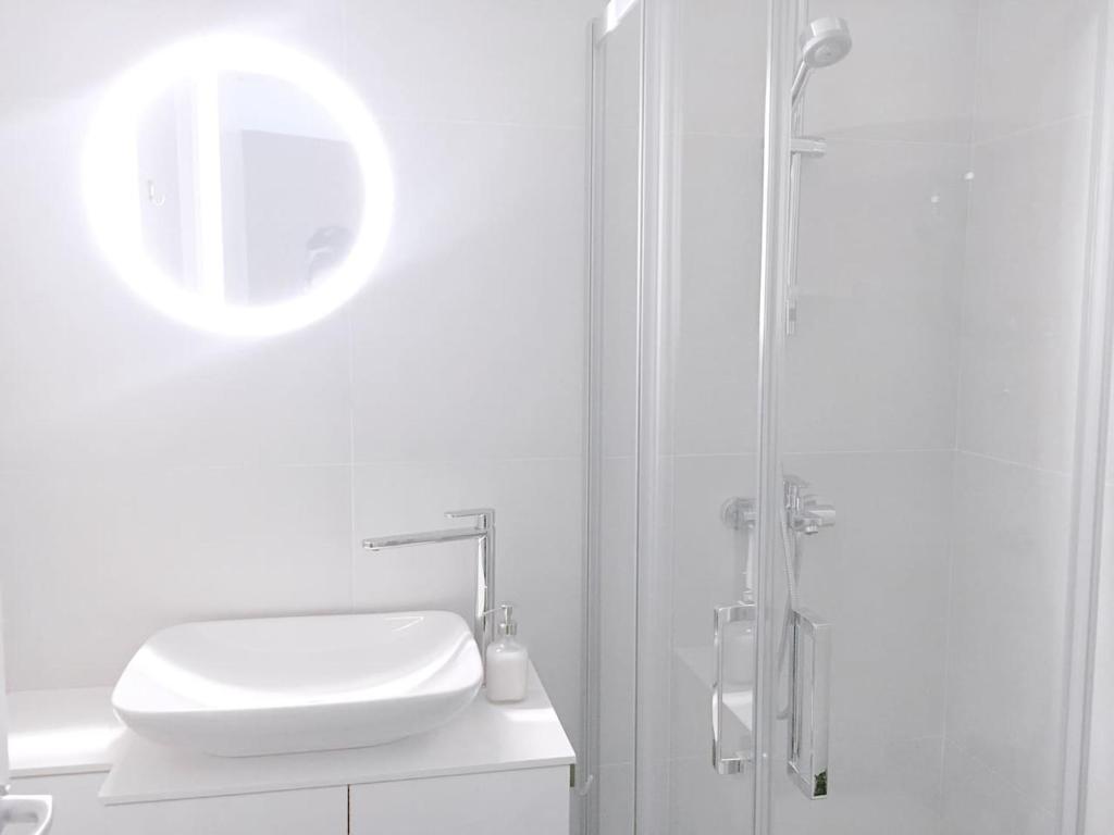 NEW Central Light Apartment with Private Parking - One-Bedroom Apartment