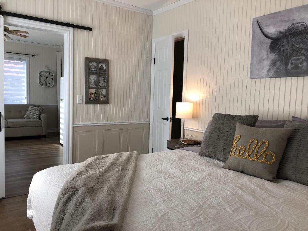 ein Schlafzimmer mit einem Bett mit Bullenbild an der Wand in der Unterkunft Bed and Breakfast Du Repos in Saint Quentin