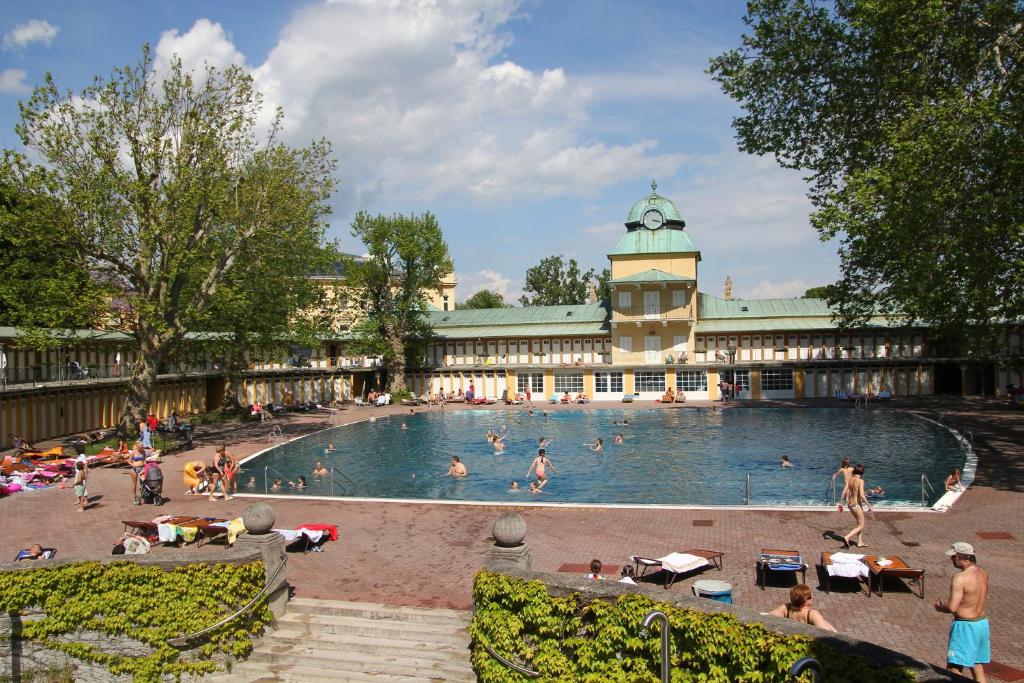 Bazén v ubytování College Garden Hotel nebo v jeho okolí