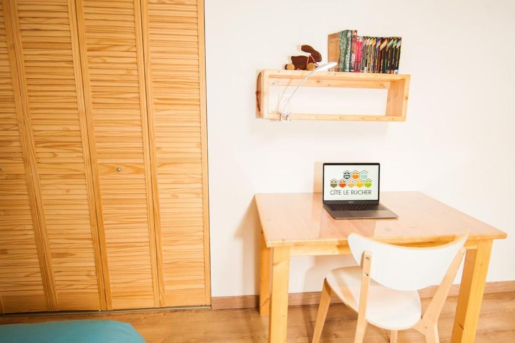 TV a/nebo společenská místnost v ubytování Gite Le Rucher
