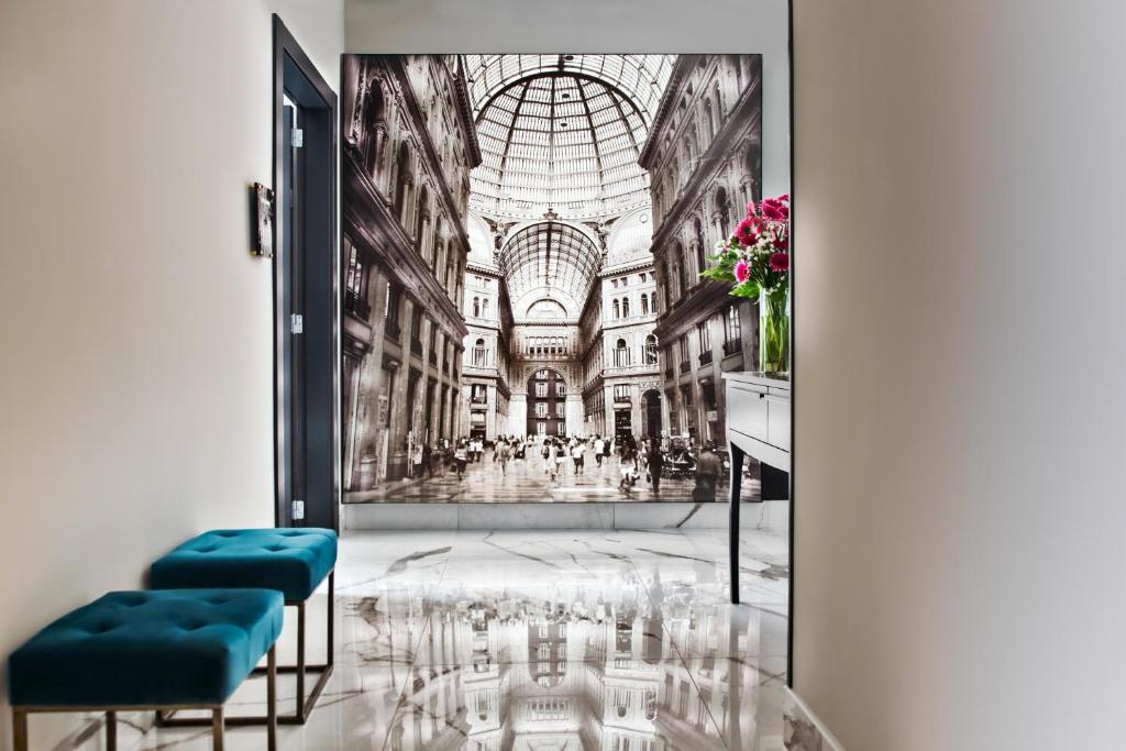 um quarto com uma imagem de um grande edifício em Citykey Napoli - Bed & Breakfast em Nápoles