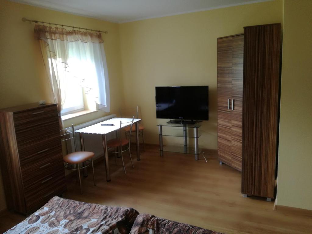 Televízia a/alebo spoločenská miestnosť v ubytovaní Pokoje gościnne Alicja