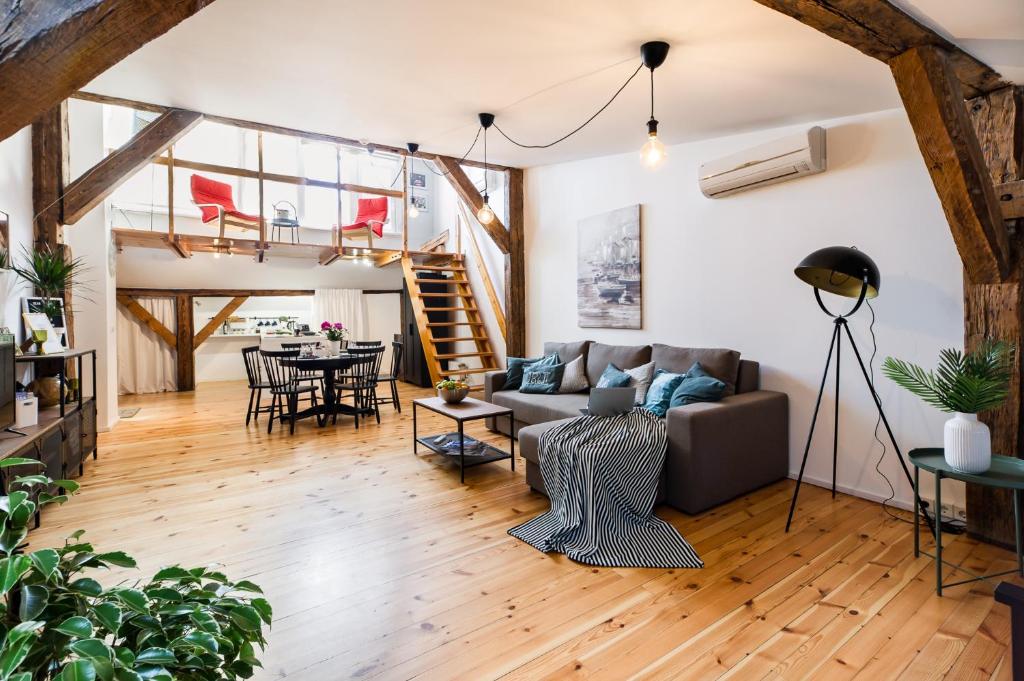 Зона вітальні в Cozy Studio Mansard Riga Old Town Aptartment, AC