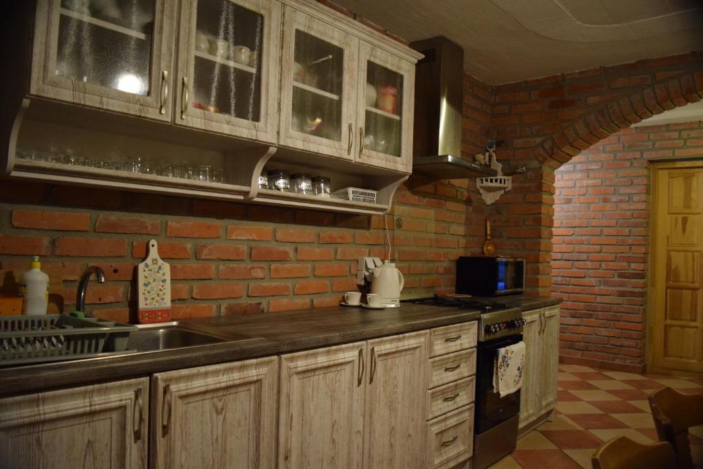 Kuchyňa alebo kuchynka v ubytovaní Przystań Gromadzyń