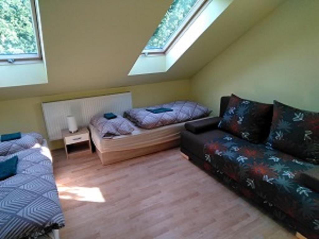 sala de estar con sofá y cama en Ubytovanie Aďka en Levoča