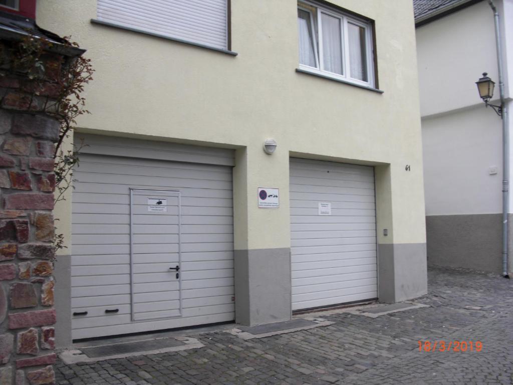 zwei Garagentüren an der Seite eines Gebäudes in der Unterkunft Ferienwohnung Drachenstein in Rüdesheim am Rhein