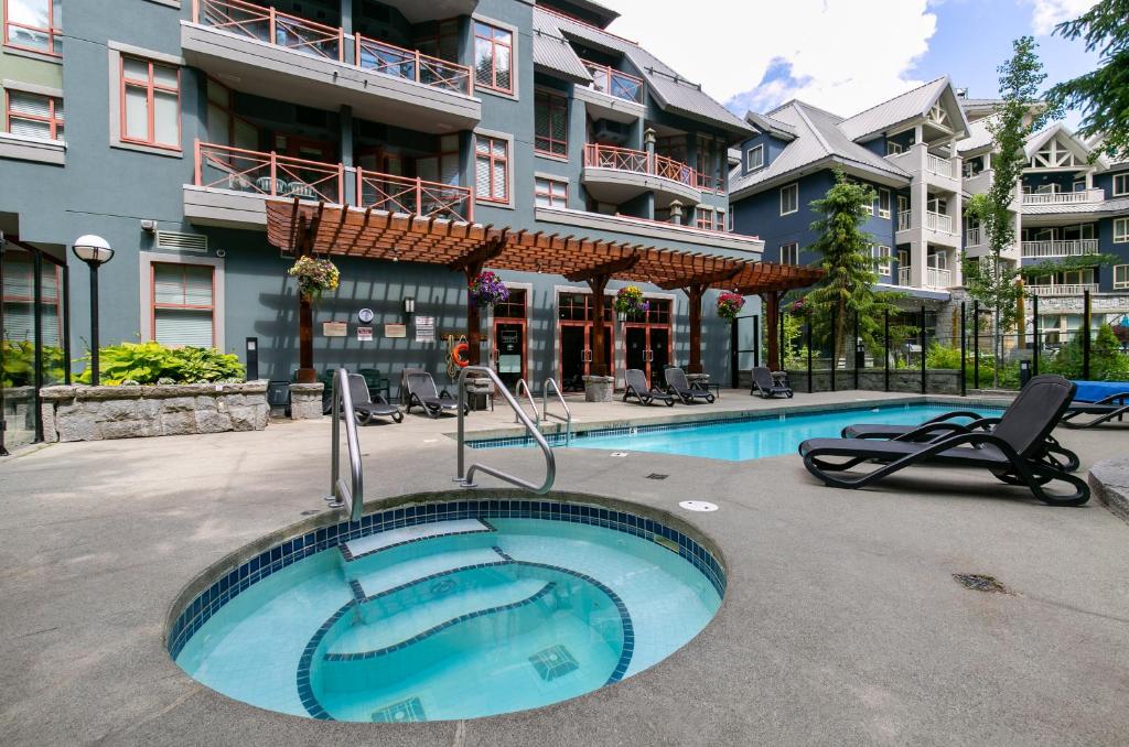 La pileta dentro o cerca de Beautiful Whistler Village Alpenglow suite queen size bed air conditioning cable and smartTV WIFI fireplace pool hot tub sauna gym balcony mountain views
