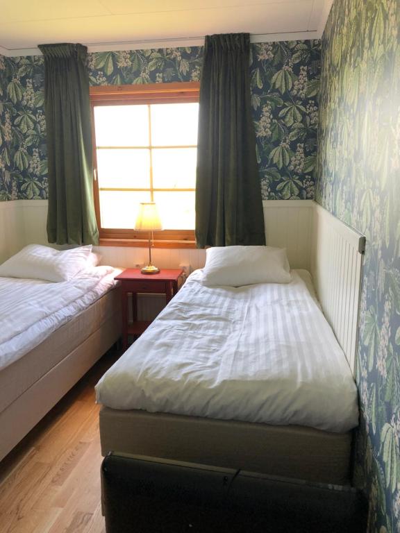Postel nebo postele na pokoji v ubytování Bjälbo Gästhus B&B