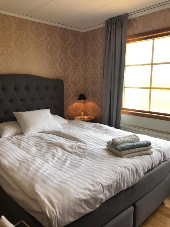 Postel nebo postele na pokoji v ubytování Bjälbo Gästhus B&B